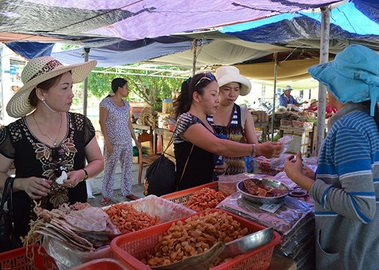 Nhiều gia đình ngư dân ở xã đảo Tân Hiệp đã chuyển nghề sang phục vụ du lịch đem lại nguồn thu nhập ổn định. Ảnh: QUANG VIỆT