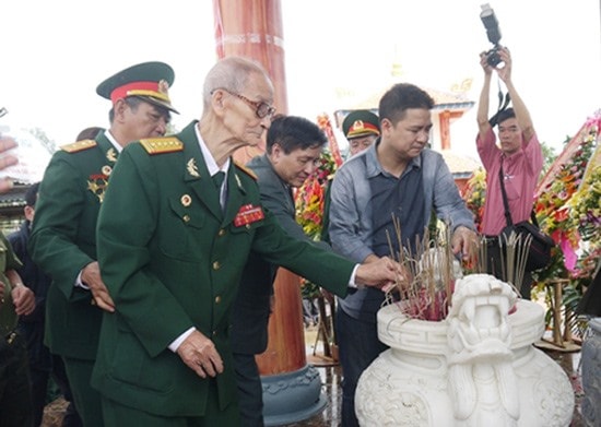 Đại tá Lê Công Thạnh (giữa) thắp hương tại lễ khánh thành khu bia tưởng niệm liệt sĩ Tiểu đoàn 76 Hải Đà ở Điện Bàn (2016). Ảnh: H.V