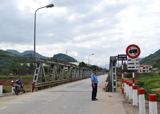 Cầu Giằng trên tuyến quốc lộ 14D, qua địa bàn huyện Nam Giang là cầu yếu cần được Bộ GTVT xây dựng lại. Ảnh: C.T