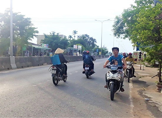 Xe máy vô tư đi ngược chiều trên tuyến quốc lộ 1, đoạn qua huyện Thăng Bình. Ảnh: THANH THẮNG