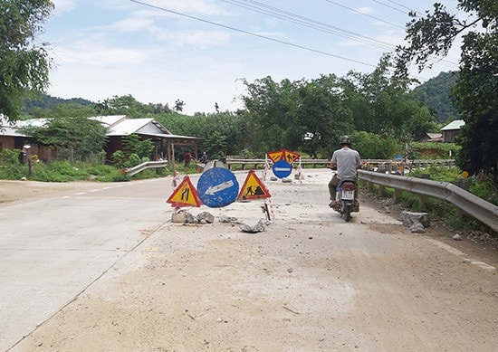 Nhiều biển cảnh báo đặt tại khúc cong, cua trên tuyến đường Hồ Chí Minh, đoạn qua huyện Phước Sơn tìm ẩn mất an toàn giao thông. Ảnh: THANH THẮNG