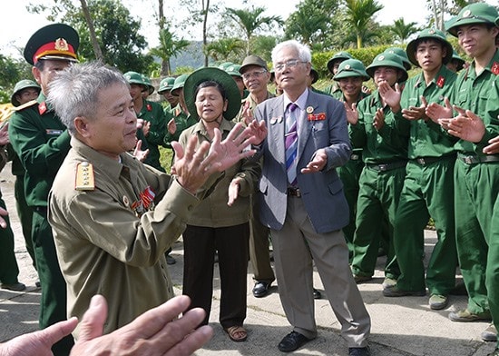 Các CCB Trung đoàn 1, đơn vị 3 lần Anh hùng LLVTND thuộc Sư đoàn 2 (Quân khu 5) giao lưu truyền thống với chiến sĩ.Ảnh: H.V