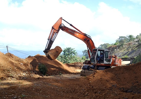 Sạt lở đất gây chia cắt lưu thông dài ngày trên các tuyến QL lên miền núi.Ảnh: C.T