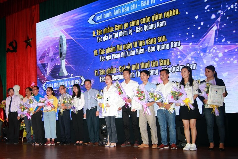 Trao thưởng các tác giả, nhóm tác giả đoạt Giải báo chí Huỳnh Thúc Kháng lần thứ XIII. Ảnh: Đ.C.V