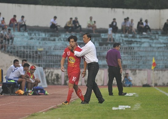 HLV Dương Minh Ninh phải lùi lại tuyến sau khi không có được kết quả tốt trên cương vị HLV trưởng Hoàng Anh Gia Lai. Ảnh: T.V