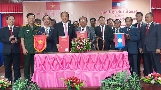 Leaders of Quang Nam and Sekong at the conference.