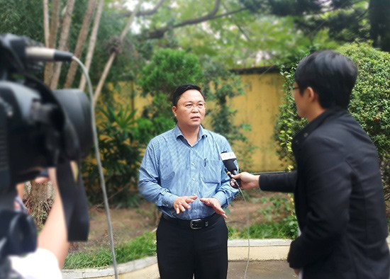 Phó Chủ tịch UBND tỉnh Lê Trí Thanh trả lời phỏng vấn của phóng viên về công tác phòng chống lụt bão năm 2018. Ảnh: ALĂNG NGƯỚC