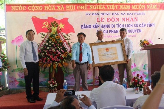 Bí thư Huyện ủy, Chủ tịch HĐND huyện Đại Lộc - ông Nguyễn Công Thanh (ngoài cùng bên trái) trao bằng Di tích lịch sử cấp tỉnh. Ảnh: XT