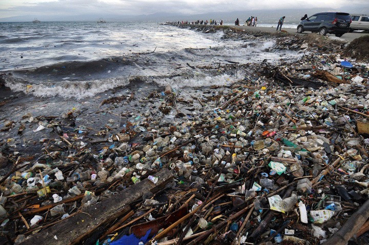 Rác thải nhựa ở bờ biển Indonesia. Ảnh: indosurflife