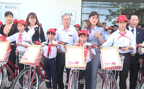 Trao xe đạp cho trẻ em khó khăn tại Thăng Bình. Ảnh: S.T