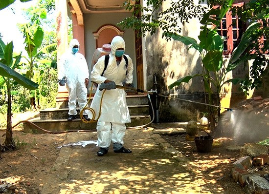 Lực lượng chức năng huyện Phú Ninh phun thuốc khử trùng, tiêu độc tại các ổ dịch tả lợn châu Phi được phát hiện. Ảnh: A.Đ
