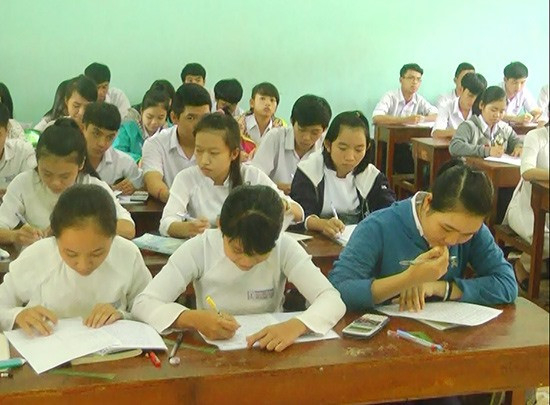 Học sinh Trường THPT Nguyễn Trãi học phụ đạo tại trường trước kỳ thi. Ảnh: L.HIỀN