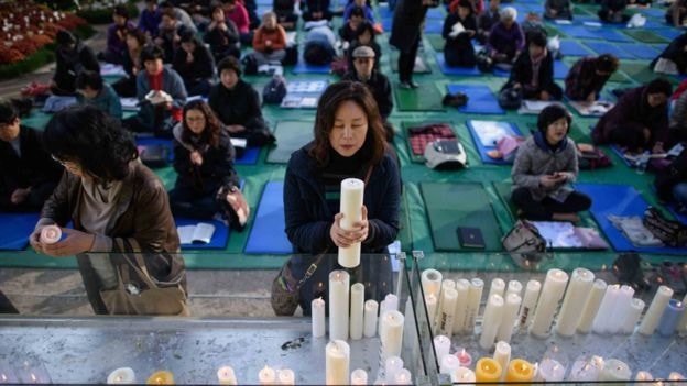 Các bậc phụ huynh tại Hàn Quốc cầu nguyện cho con cái vượt qua kỳ thi. Ảnh: Getty Images