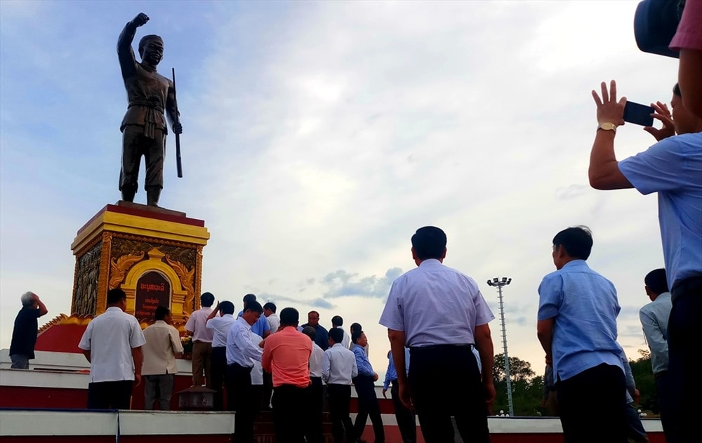 Tượng đài Ông Kẹo - một “địa chỉ đỏ” tại tỉnh Sê Kông. Ảnh: A.N