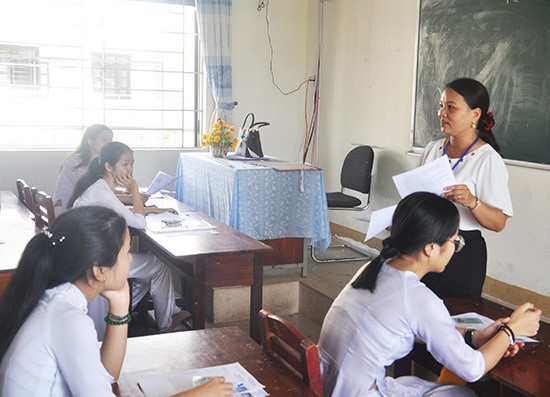 Giám thị phổ biến quy chế thi tại điểm thi Trường THPT chuyên Nguyễn Bỉnh Khiêm. Ảnh: X.P