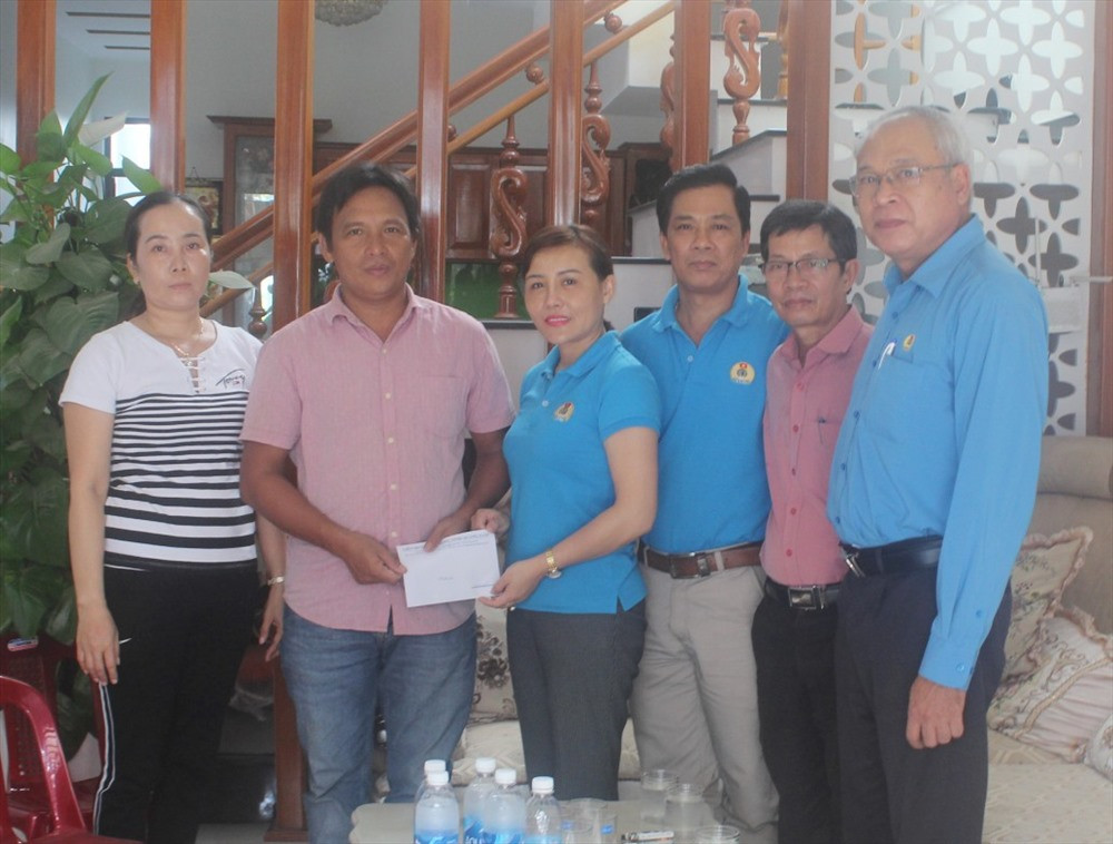 Liên đoàn Lao động tỉnh hỗ trợ ngư dân Trần Văn Nhân 5 triệu đồng. Ảnh: ÁI LY
