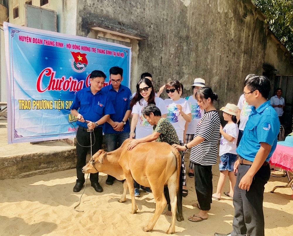 Tường Vy và bà nhận phương tiện sinh kế từ nhà hảo tâm. Ảnh: SƯƠNG THỰC