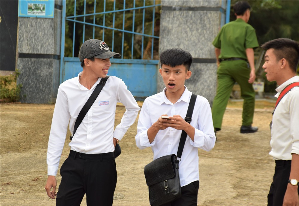 Thí sinh tại điểm thi Trường THPT Nguyễn Dục (Phú Ninh) hoàn thành môn Ngữ văn trong ngày 25.6. Ảnh: HOÀI AN