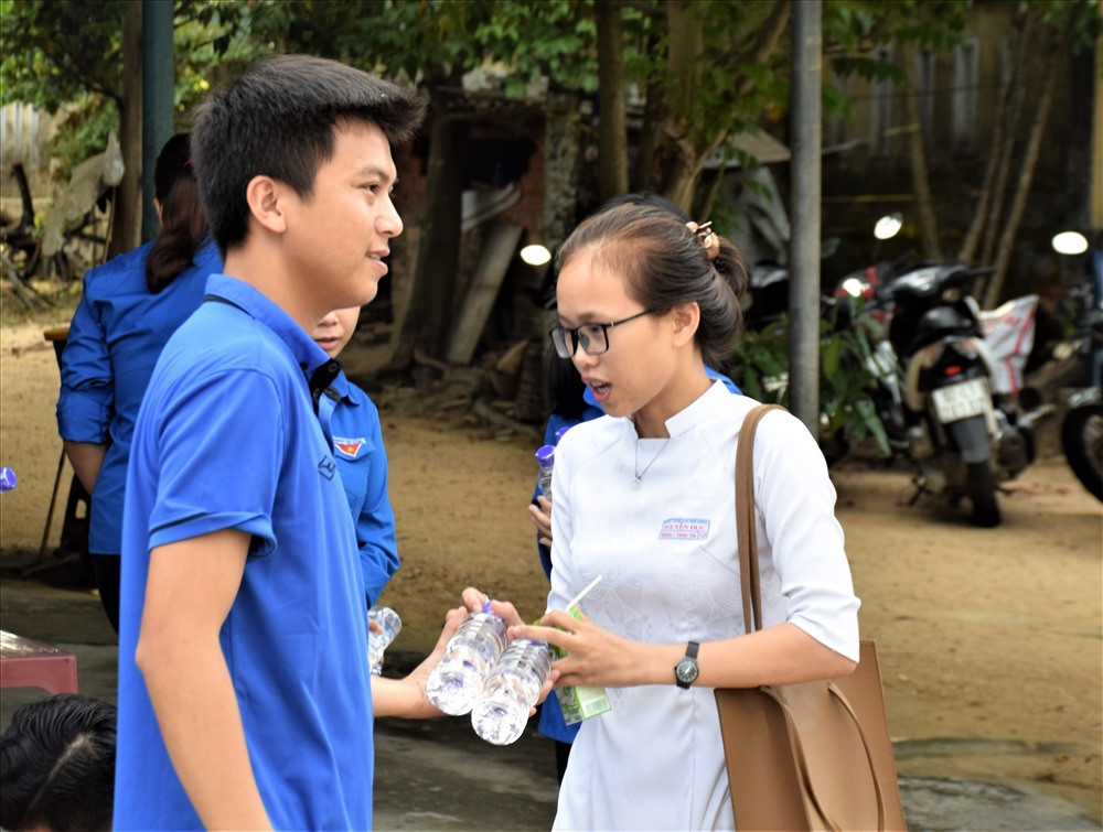 Thanh niên huyện Phú Ninh tiếp sức mùa thi. Ảnh: HOÀI AN