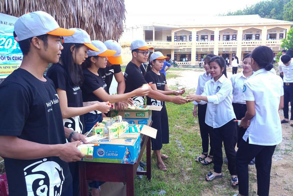 Tình nguyện viên trao nước cho học sinh tại điểm thi ở huyện Nam Giang. Ảnh: Huyện đoàn Nam Giang