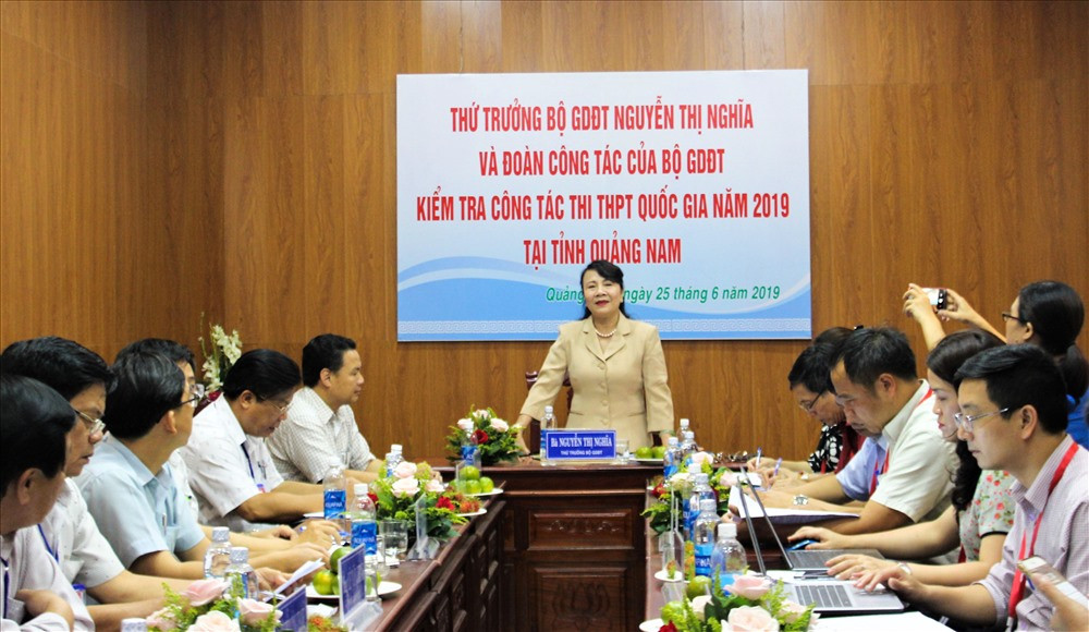 Thứ trưởng Nguyễn Thị Nghĩa làm việc với Ban Chỉ đạo, Hội đồng thi THPT quốc gia năm 2019, cụm thi số 34 Quảng Nam. Ảnh: HOÀI AN