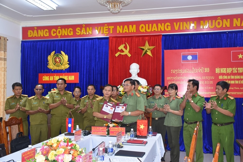 Lãnh đạo Công an hai tỉnh Quảng Nam - Sê Kông trao đổi biên bản ghi nhớ. Ảnh: H.V