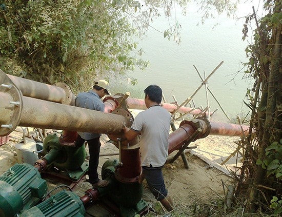 Thời gian qua, huyện Duy Xuyên chủ động triển khai các biện pháp phòng chống hạn và nhiễm mặn nhằm đảm bảo nước tưới cho cây trồng. Ảnh: VĂN SỰ