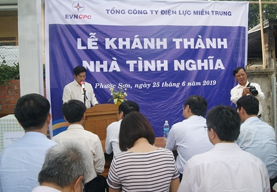 Quang cảnh lễ bàn giao nhà tình nghĩa. Ảnh: T.L