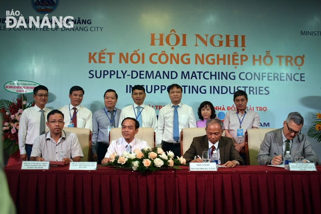 Các đơn vị, doanh nghiệp ký kết biên bản hợp tác, ghi nhớ tại hội nghị.