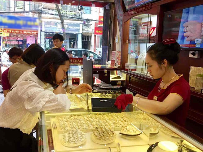 Giá vàng trong nước đã trượt xuống dưới mốc 39 triệu đồng/lượng. Ảnh: Đinh Văn Nhiều/TTXVN