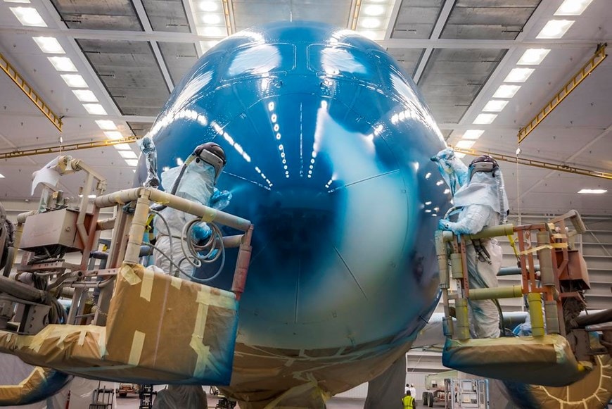 Phần sơn mũi tàu bay đang được các công nhân gấp rút hoàn thiền. (Ảnh: Boeing).