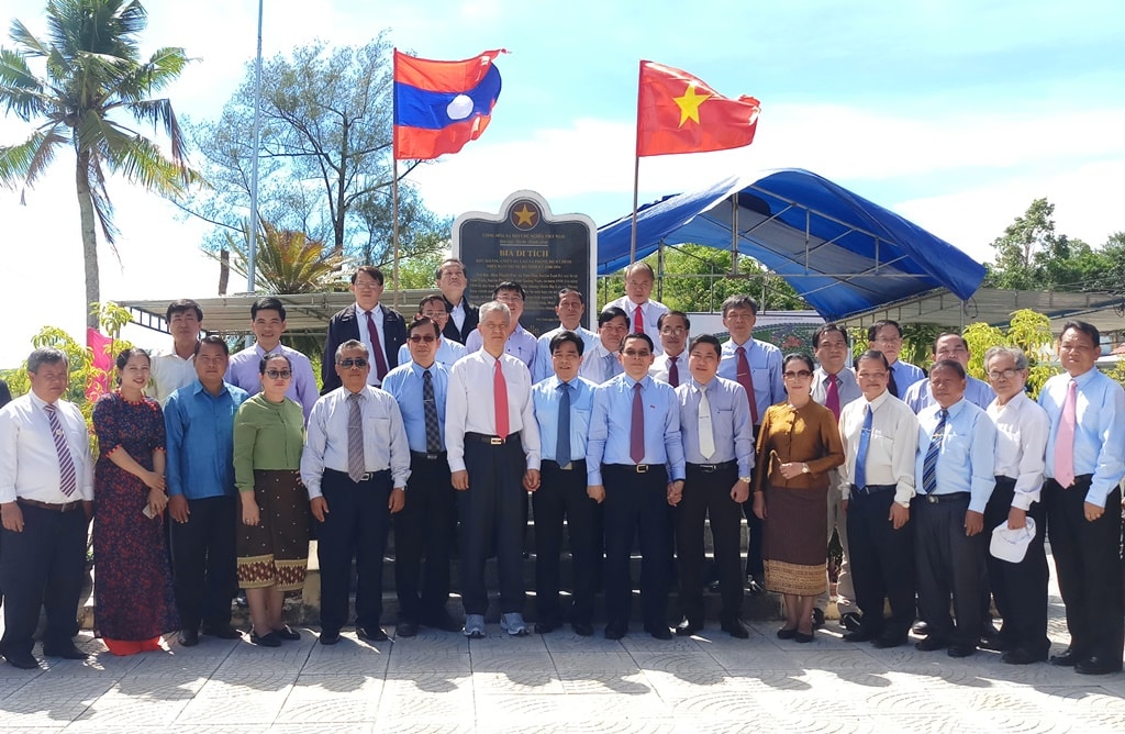 The delegation from the Central Laos-Vietnam Friendship and Quang Nam leaders at the LLRS