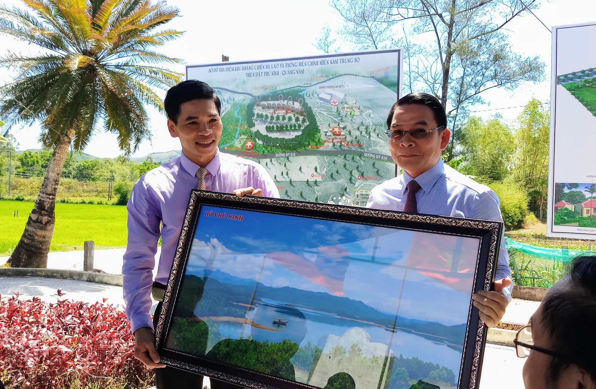 Phu Ninh district’s leader (left) gives a souvenir to the delegation.