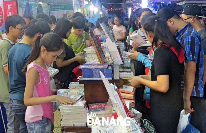 Nhiều bạn trẻ chọn lựa sách tại Hội sách Sơn Trà lần 3 năm 2018. Ảnh: THU HÀ
