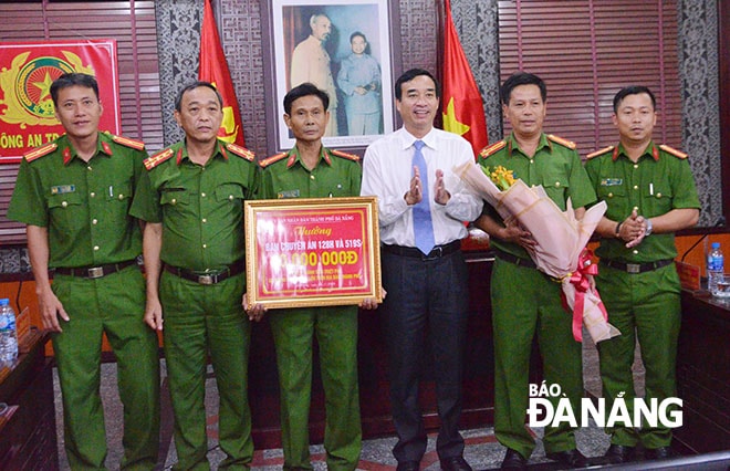 Thay mặt lãnh đạo thành phố, Phó Chủ tịch UBND thành phố Lê Trung Chinh trao thưởng 60 triệu đồng cho Phòng Cảnh sát điều tra tội phạm về ma túy.
