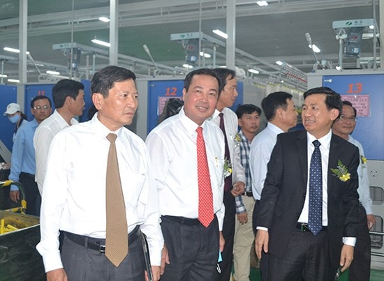 Provincial leaders visit Hoa Tho Textile-Garment JSC in Thang Binh district