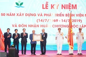 Thủ tướng Nguyễn Xuân Phúc trao Huân chương Độc lập hạng Nhì cho BV Nhi Trung ương. Ảnh VGP/Quang Hiếu