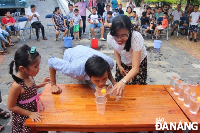 Chương trình “Cùng con đến bảo tàng” do Bảo tàng Đà Nẵng tổ chức đã truyền đi thông điệp: “Gia đình là nơi bảo tồn và lưu giữ  các giá trị văn hóa tốt đẹp của dân tộc”. Ảnh: Q.T