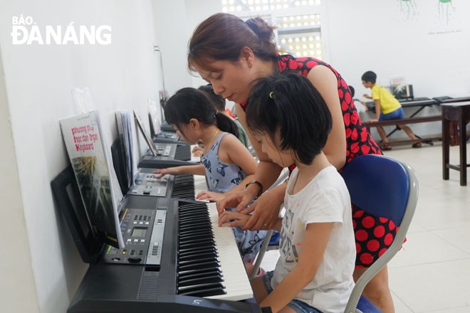 Lớp học đàn organ tại Cung Thiếu nhi Đà Nẵng. Ảnh: MAI HIỀN