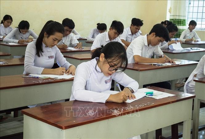 Các thí sinh tham gia Kỳ thi Trung học phổ thông Quốc gia năm 2019 tỉnh Kiên Giang tại điểm thi trường THPT Nguyễn Hùng Sơn, thành phố Rạch Giá. Ảnh: Hồng Đạt/TTXVN