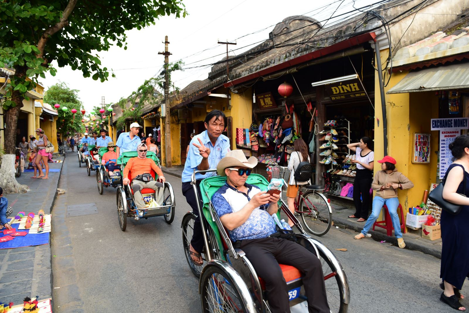 Tourists on cycles in Hoi An ancient town. Photo: baotintuc