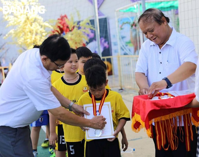 Với ông Mai Xuân Mùi (đứng, bên phải), tình yêu con trẻ được ông dồn hết cho từng thế hệ học trò. 