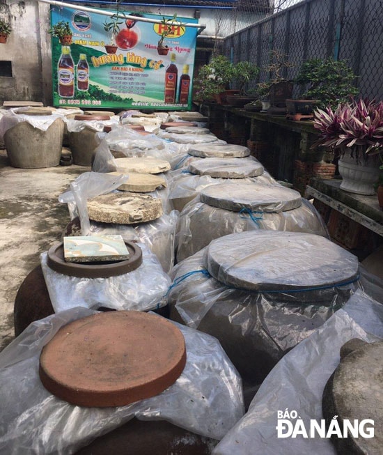 Một góc ủ mắm của thương hiệu nước mắm Hương Làng cổ của Công ty TNHH Mắm Hồng Hương (nước mắm Nam Ô, Hương Làng Cổ, ở tổ 97 phường Hòa Hiệp Nam, quận Liên Chiểu). Ảnh: K.HÒA