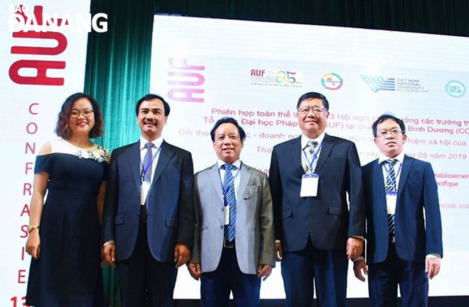 PGS, TS Nguyễn Ngọc Vũ, Giám đốc Đại học Đà Nẵng (giữa) và PGS, TS Đoàn Quang Vinh (thứ hai, từ phải), Hiệu trưởng Trường Đại học Bách khoa (Đại học Đà Nẵng) tại Hội nghị Hiệu trưởng các trường thành viên Tổ chức Đại học Pháp ngữ (AUF).