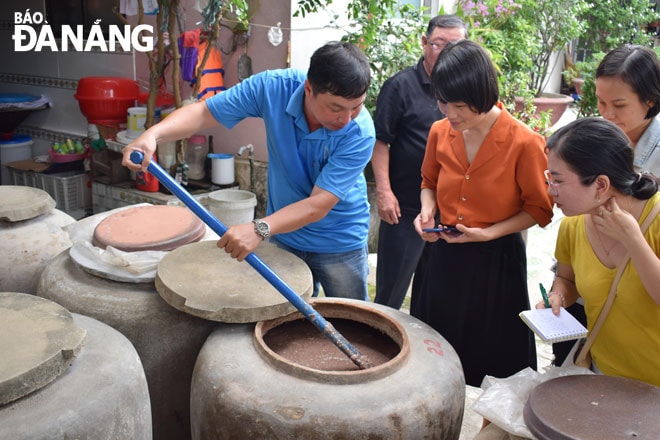Sản phẩm truyền thống của Đà Nẵng cần được quan tâm, quảng bá hơn nữa nhằm mở rộng đầu ra. Trong ảnh: Một góc chưng mắm của Công ty TNHH Mắm Hồng Hương (quận Liên Chiểu). Ảnh: K.HÒA