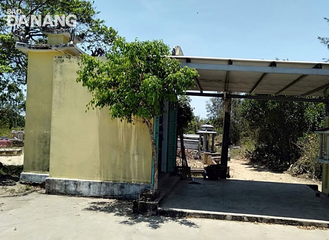 Để có thêm chỗ đặt lễ cúng Bà Hà Quảng, mới đây dân làng đã dựng thêm mái che trước lăng. Ảnh: T.K.V