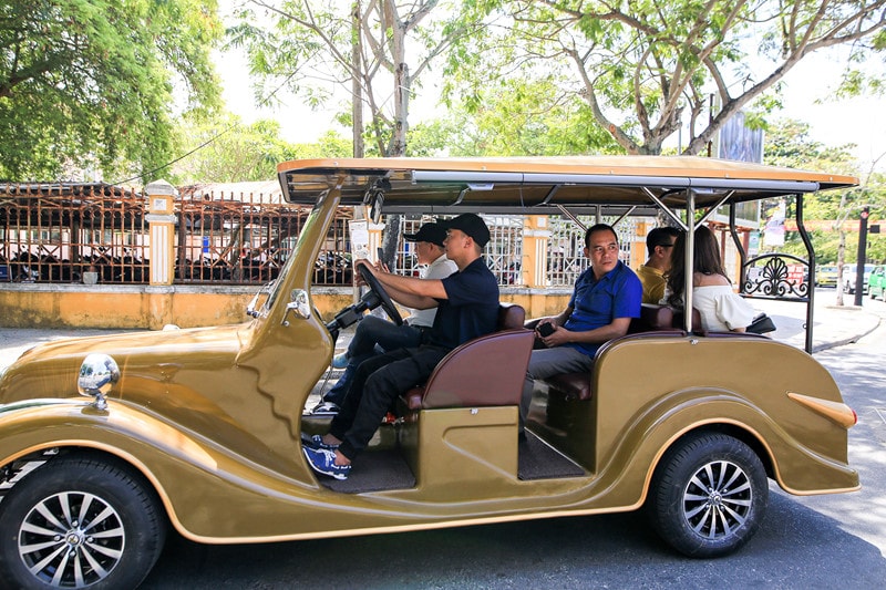 An electric bus in Hoi An.