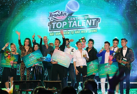 Thí sinh hai đội HLV Hà Hồ & Đàm Vĩnh Hưng ăn mừng chiến thắng đêm chung kết Huda Central’s Top Talent 2018