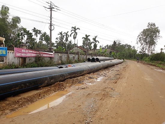 Một số công trình nước sạch cung cấp cho vùng đông đã được triển khai nhưng tỷ lệ người dân sử dụng nước ngầm vẫn còn cao. Ảnh: T.H