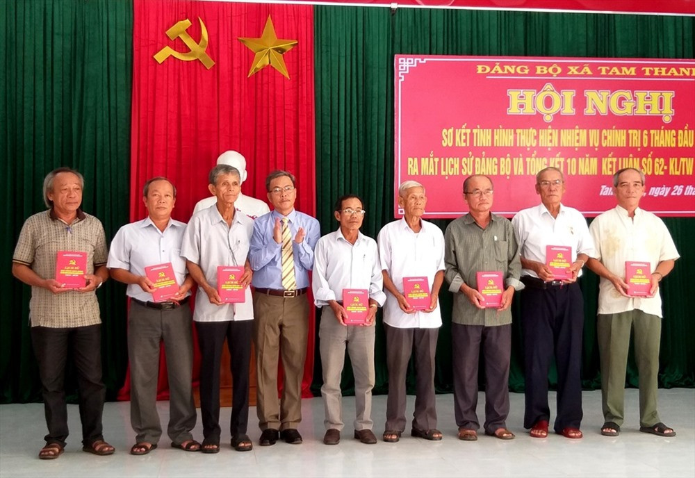 Lãnh đạo xã Tam Thanh tặng sách cho các đồng chí lãnh đạo qua các thời kỳ. Ảnh: B.Q